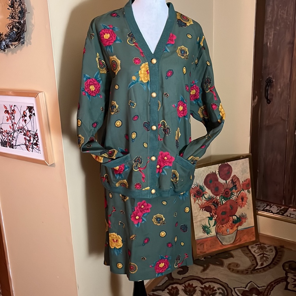 Vintage 50s Two-Piece Skirted Suit Italy Made 
Size 16 100% Lana Wool Floral Gem
